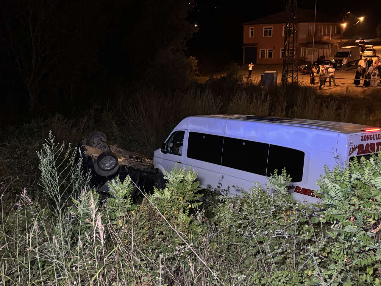 Minibüs ile otomobil çarpıştı: 11 yaralı! Kaza anı kamerada 2